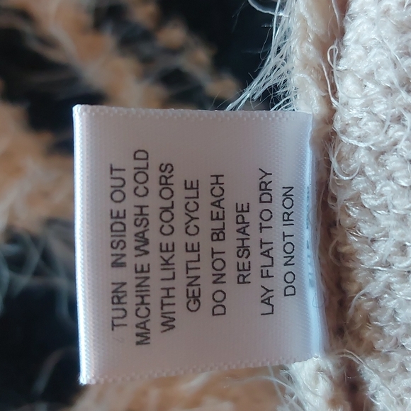 Aztec design soft sweater - NWT - Picture 6 of 8